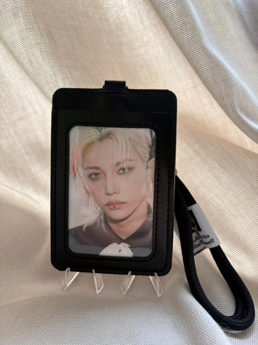 Premium K-Pop Fotokarten-Halter mit Trageschlaufe &amp; Herz-Anhänger - SeoulMate